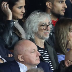 Louis Bertignac et sa compagne Laeticia dans les tribunes lors du match de ligue des champions de l'UEFA opposant le Paris Saint-Germain contre l'Étoile rouge de Belgrade au parc des Princes à Paris, France, le 3 octobre 2018. Le PSG gagne 6-1. © Cyril Moreau/Bestimage