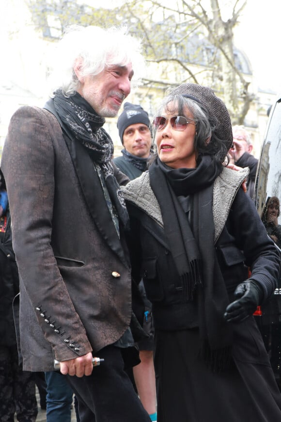 Louis Bertignac et Kuelan Nguyen - People à la sortie de l'hommage à Jacques Higelin au Cirque d'Hiver à Paris le 12 avril 2018.