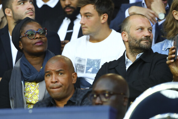 Claudia Tagbo et son compagnon dans les tribunes lors du match de championnat de Ligue 1 Conforama opposant le Paris Saint-Germain au Nîmes Olympique au parc des Princes à Paris, France, le 11 août 2019. Le PSG a gagné 3-0. © Gwendoline Le Goff/Panoramic/Bestimage 