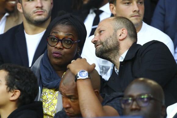 Claudia Tagbo et son compagnon dans les tribunes lors du match de championnat de Ligue 1 Conforama opposant le Paris Saint-Germain au Nîmes Olympique au parc des Princes à Paris, France, le 11 août 2019. Le PSG a gagné 3-0. © Gwendoline Le Goff/Panoramic/Bestimage 