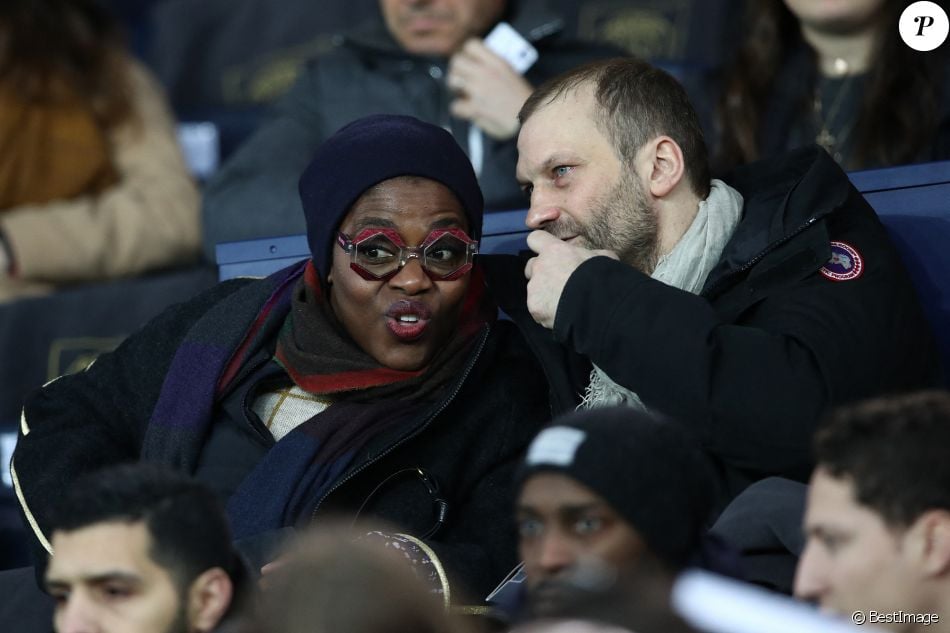 Claudia Tagbo et son compagnon dans les tribunes du Parc des Princes lors du match de football Claudia Tagbo et son compagnon dans les tribunes du Parc des Princes lors du match de football