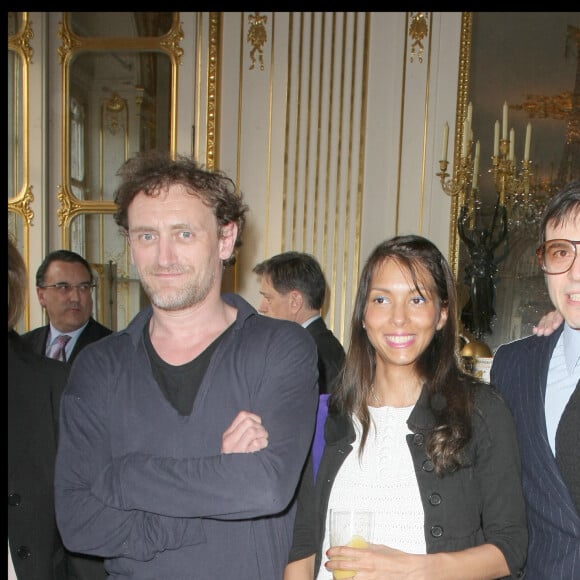 Jean-Paul Rouve, sa compagne Bénédicte Martin et leur fils Clotaire, Bertrand Burgalat et Jean-Charles de Castelbajac - Cérémonie de remise des insignes de chevalier de l'ordre des arts et des lettres à Bertrand Burgalat.