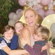Elodie Gossuin fête ses 40 ans avec son mari Bertrand Lacherie et leurs 4 enfants. Décembre 2020.