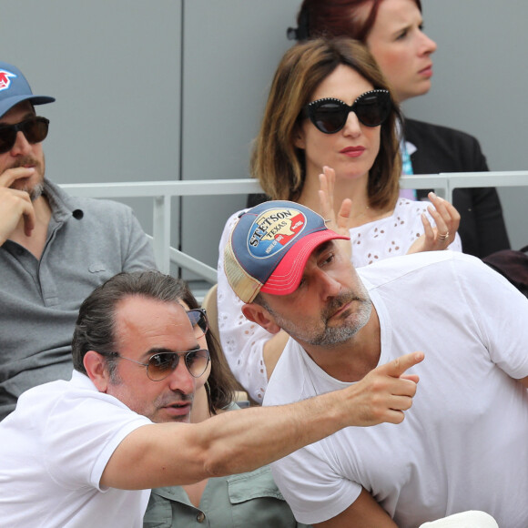 Marion Cotillard et son compagnon Guillaume Canet, Elsa Zylberstein, Jean Dujardin et Gilles Lellouche - People dans les tribunes lors de la finale messieurs des internationaux de France de tennis de Roland Garros 2019 à Paris le 9 juin 2019. © Jacovides-Moreau/Bestimage