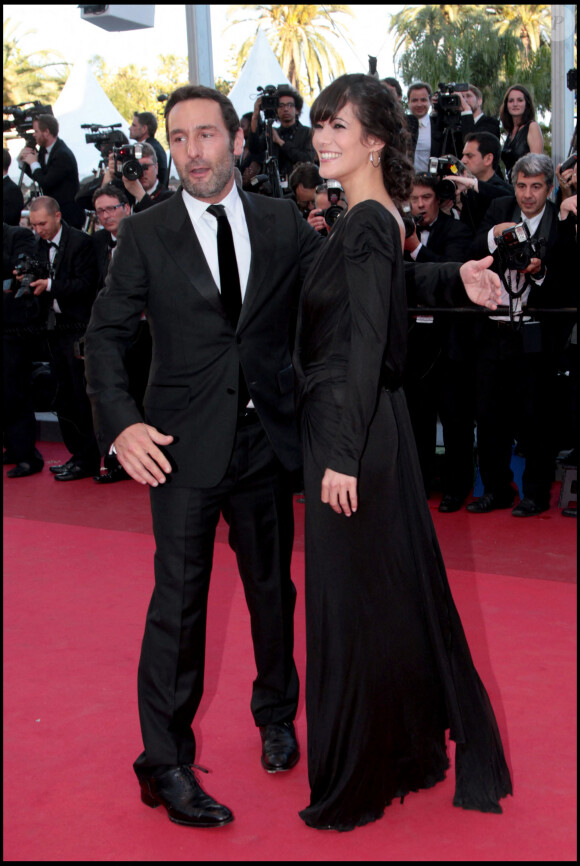 Mélanie Doutey et Gilles Lellouche - Montée des marches du film "The Artist", 64e festival de Cannes. 2011.