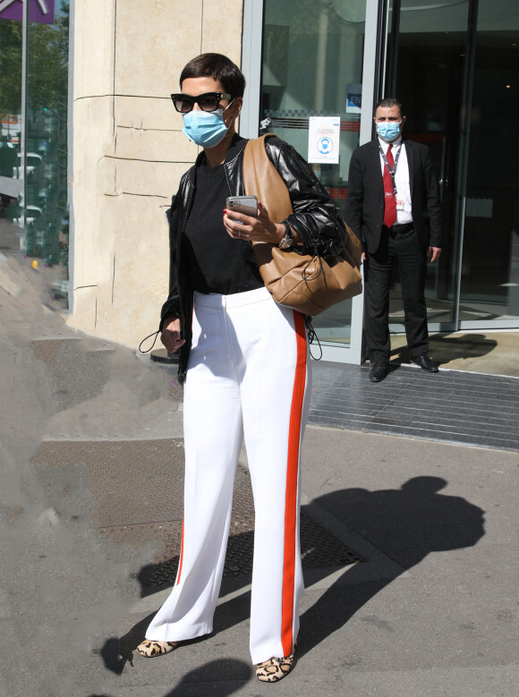 Exclusif - Cristina Cordula, masquée à la sortie des studios RTL à Neuilly-sur-Seine le 21 septembre 2020.