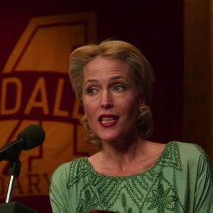 Gillian Anderson dans Sex Education saison 2 sur Netflix.