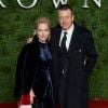 Gillian Anderson et Peter Morgan - Les célébrités lors de l'avant-première de la troisième saison de la série 'The Crown' à Londres