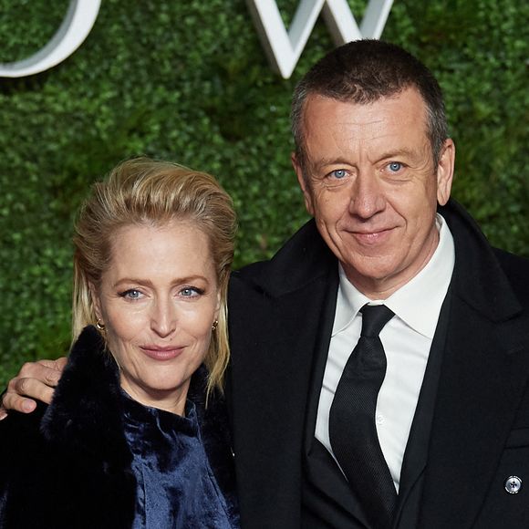 Gillian Anderson et Peter Morgan - Les célébrités lors de l'avant-première de la troisième saison de la série 'The Crown' à Londres