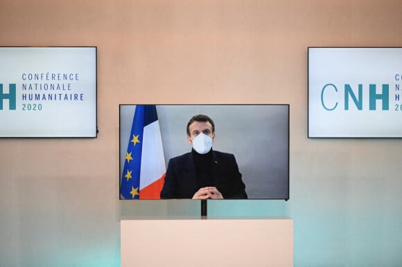 Le président français Emmanuel Macron, par vidéo, participe à la Conférence humanitaire nationale à Paris, en France, le 17 décembre 2020. © Eliot Blondet / Pool / Bestimage