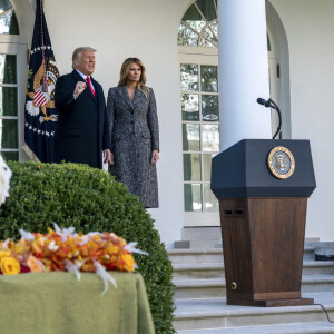 Le président des Etats-Unis Donald Trump gracie, en compagnie de la première dame Melania Trump, la dinde "Corn" lors de la traditionnelle grâce présidentielle avant la fête de Thanksgiving à la Maison Blanche à Washington, le 24 novembre 2020.