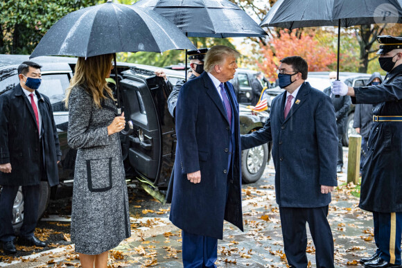 Melania Trump - Le président américain Donald Trump,, joint par le vice-président Mike Pence, Veterans Affairs Sec. Robert Wilkie et le général de l'armée Omar Jones, lors d'une cérémonie de dépôt de gerbes sur la tombe du soldat inconnu au cimetière national d'Arlington le 11 novembre 2020 à Arlington, en Virginie.