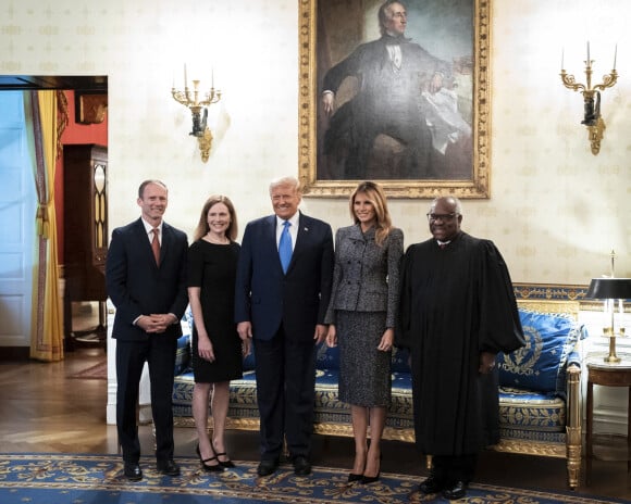 Jesse Barrett (mari de A.C.Barrett), Donald Trump et sa femme Melania, le juge Clarence Thomas lors de la cérémonie d'investiture à la Cour Suprême des Etats-Unis de la juge Amy Coney Barrett à la Maison Blanche à Washington. Le 26 octobre 2020 © Andrea Hanks-White House-Planet Pix / Zuma Press / Bestimage