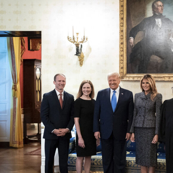 Jesse Barrett (mari de A.C.Barrett), Donald Trump et sa femme Melania, le juge Clarence Thomas lors de la cérémonie d'investiture à la Cour Suprême des Etats-Unis de la juge Amy Coney Barrett à la Maison Blanche à Washington. Le 26 octobre 2020 © Andrea Hanks-White House-Planet Pix / Zuma Press / Bestimage