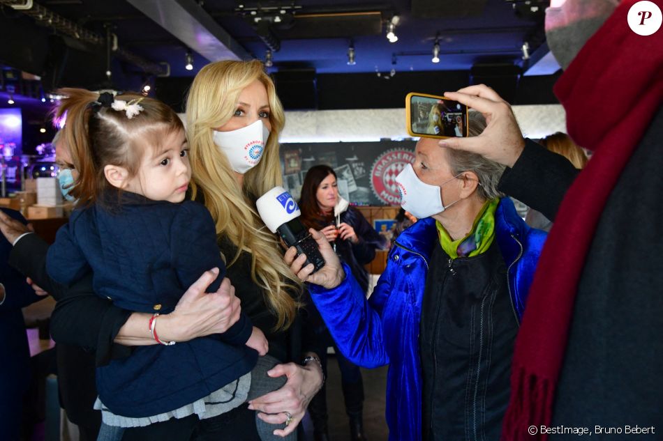 Exclusif - Adriana Karembeu Ohanian et sa fille Nina - Adriana Karembeu Ohanian, à l'occasion de l'année internationale de l'infirmière et de la sage-femme, a fait un don de 2000 masques de protection "Year of Nurse by Adriana" aux infirmières de la Principauté de Monaco et des communes limitrophes, à la Brasserie de Monaco, le 3 décembre 2020. © Bruno Bebert / Bestimge