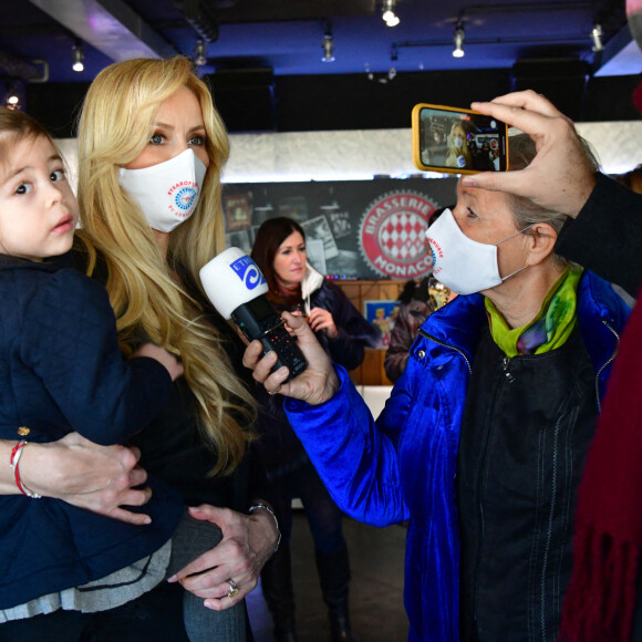 Exclusif - Adriana Karembeu Ohanian et sa fille Nina - Adriana Karembeu Ohanian, à l'occasion de l'année internationale de l'infirmière et de la sage-femme, a fait un don de 2000 masques de protection "Year of Nurse by Adriana" aux infirmières de la Principauté de Monaco et des communes limitrophes, à la Brasserie de Monaco, le 3 décembre 2020. © Bruno Bebert / Bestimge 