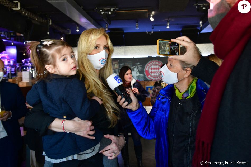 Exclusif - Adriana Karembeu Ohanian et sa fille Nina - Adriana Karembeu Ohanian, à l'occasion de l'année internationale de l'infirmière et de la sage-femme, a fait un don de 2000 masques de protection "Year of Nurse by Adriana" aux infirmières de la Principauté de Monaco et des communes limitrophes, à la Brasserie de Monaco, le 3 décembre 2020. © Bruno Bebert / Bestimge