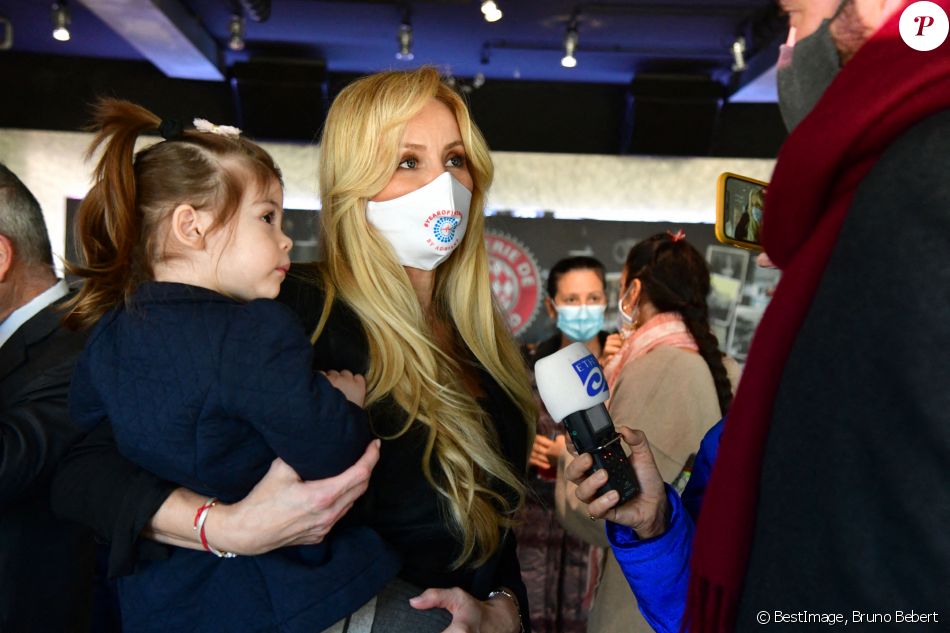 Exclusif - Adriana Karembeu Ohanian et sa fille Nina - Adriana Karembeu Ohanian, à l'occasion de l'année internationale de l'infirmière et de la sage-femme, a fait un don de 2000 masques de protection "Year of Nurse by Adriana" aux infirmières de la Principauté de Monaco et des communes limitrophes, à la Brasserie de Monaco, le 3 décembre 2020. © Bruno Bebert / Bestimge