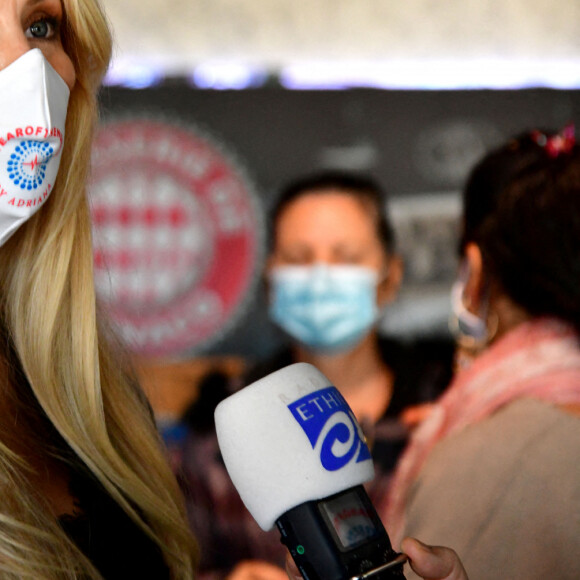 Exclusif - Adriana Karembeu Ohanian et sa fille Nina - Adriana Karembeu Ohanian, à l'occasion de l'année internationale de l'infirmière et de la sage-femme, a fait un don de 2000 masques de protection "Year of Nurse by Adriana" aux infirmières de la Principauté de Monaco et des communes limitrophes, à la Brasserie de Monaco, le 3 décembre 2020. © Bruno Bebert / Bestimge 