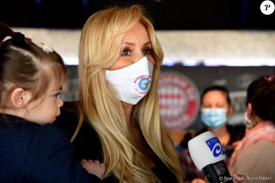 Exclusif - Adriana Karembeu Ohanian et sa fille Nina - Adriana Karembeu Ohanian, à l'occasion de l'année internationale de l'infirmière et de la sage-femme, a fait un don de 2000 masques de protection "Year of Nurse by Adriana" aux infirmières de la Principauté de Monaco et des communes limitrophes, à la Brasserie de Monaco, le 3 décembre 2020. © Bruno Bebert / Bestimge
