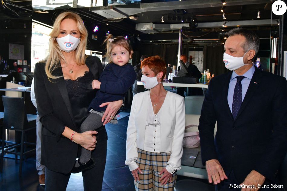 Exclusif - Adriana Karembeu Ohanian, sa fille Nina, Emmanuelle Dufour, et Georges Marsan, le maire de Monaco - Adriana Karembeu Ohanian, à l'occasion de l'année internationale de l'infirmière et de la sage-femme, a fait un don de 2000 masques de protection "Year of Nurse by Adriana" aux infirmières de la Principauté de Monaco et des communes limitrophes, à la Brasserie de Monaco, le 3 décembre 2020. © Bruno Bebert / Bestimge