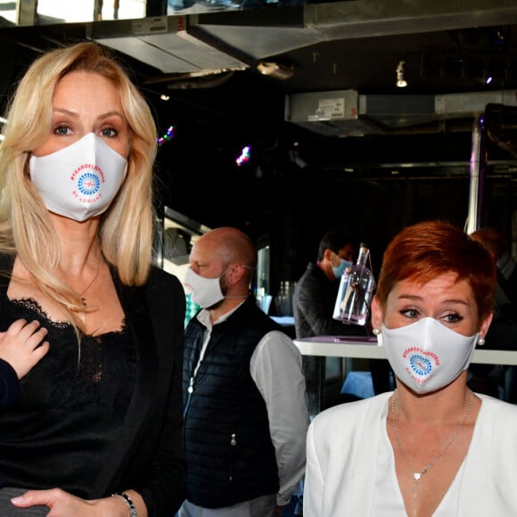 Exclusif - Adriana Karembeu Ohanian, sa fille Nina, et Emmanuelle Dufour - Adriana Karembeu Ohanian, à l'occasion de l'année internationale de l'infirmière et de la sage-femme, a fait un don de 2000 masques de protection "Year of Nurse by Adriana" aux infirmières de la Principauté de Monaco et des communes limitrophes, à la Brasserie de Monaco, le 3 décembre 2020. © Bruno Bebert / Bestimge 