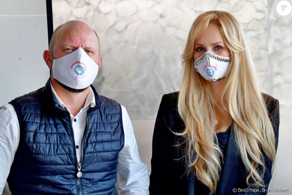 Exclusif - Damien Boisson, artiste peintre monégasque, qui a customisé un masque pour l'ocassion, et Adriana Karembeu Ohanian - Adriana Karembeu Ohanian, à l'occasion de l'année internationale de l'infirmière et de la sage-femme, a fait un don de 2000 masques de protection "Year of Nurse by Adriana" aux infirmières de la Principauté de Monaco et des communes limitrophes, à la Brasserie de Monaco, le 3 décembre 2020. © Bruno Bebert / Bestimge