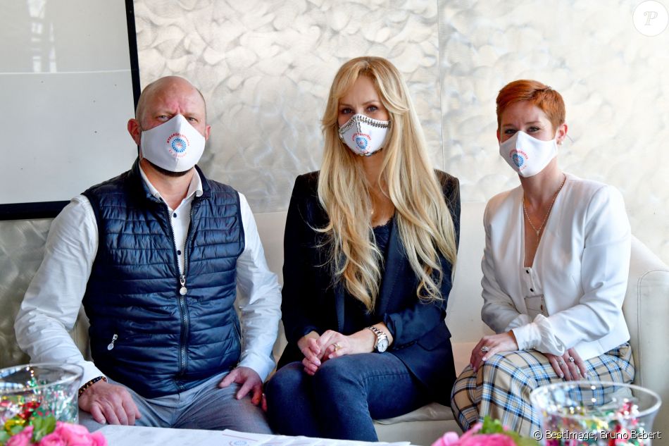 Exclusif - Damien Boisson, artiste peintre monégasque, qui a customisé un masque pour l'ocassion, Adriana Karembeu Ohanian et Emmanuelle Dufour - Adriana Karembeu Ohanian, à l'occasion de l'année internationale de l'infirmière et de la sage-femme, a fait un don de 2000 masques de protection "Year of Nurse by Adriana" aux infirmières de la Principauté de Monaco et des communes limitrophes, à la Brasserie de Monaco, le 3 décembre 2020. © Bruno Bebert / Bestimge