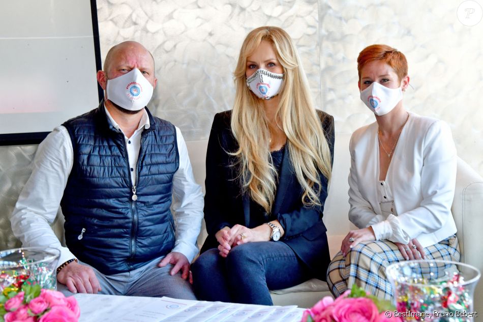 Exclusif - Damien Boisson, artiste peintre monégasque, qui a customisé un masque pour l'ocassion, Adriana Karembeu Ohanian et Emmanuelle Dufour - Adriana Karembeu Ohanian, à l'occasion de l'année internationale de l'infirmière et de la sage-femme, a fait un don de 2000 masques de protection "Year of Nurse by Adriana" aux infirmières de la Principauté de Monaco et des communes limitrophes, à la Brasserie de Monaco, le 3 décembre 2020. © Bruno Bebert / Bestimge