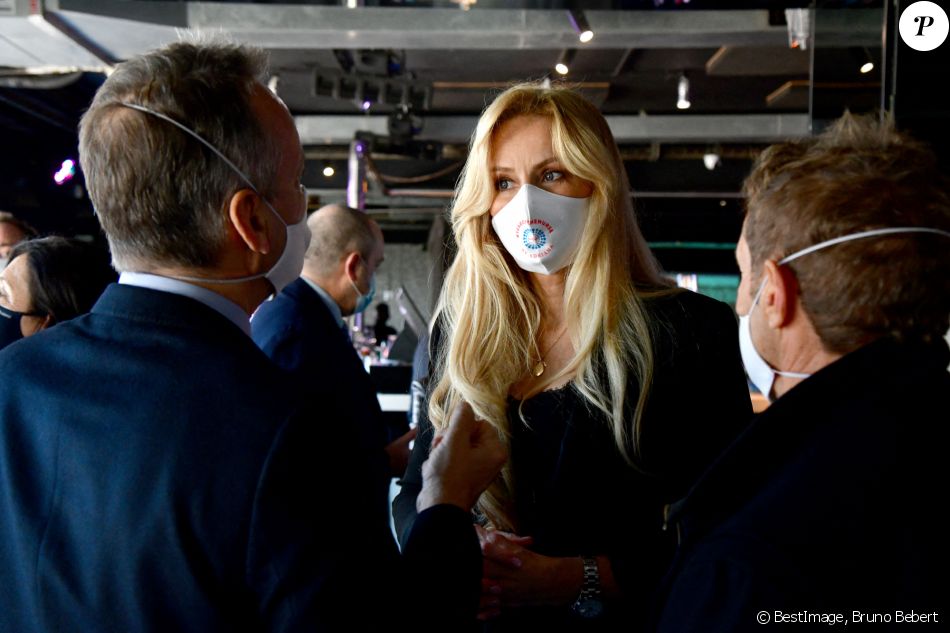 Exclusif - Adriana Karembeu Ohanian, à l'occasion de l'année internationale de l'infirmière et de la sage-femme, a fait un don de 2000 masques de protection "Year of Nurse by Adriana" aux infirmières de la Principauté de Monaco et des communes limitrophes, à la Brasserie de Monaco, le 3 décembre 2020. © Bruno Bebert / Bestimge