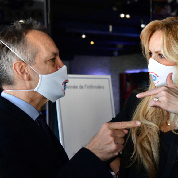 Exclusif - Adriana Karembeu Ohanian et Georges Marsan, le maire de Monaco - Adriana Karembeu Ohanian, à l'occasion de l'année internationale de l'infirmière et de la sage-femme, a fait un don de 2000 masques de protection "Year of Nurse by Adriana" aux infirmières de la Principauté de Monaco et des communes limitrophes, à la Brasserie de Monaco, le 3 décembre 2020. © Bruno Bebert / Bestimge 