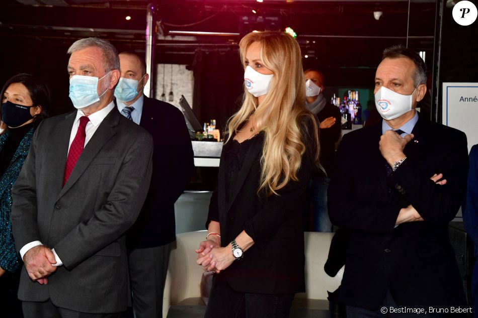 Exclusif - Gérard Spinelli, le maire de Beausoleil, Adriana Karembeu Ohanian et Georges Marsan, le maire de Monaco - Adriana Karembeu Ohanian, à l'occasion de l'année internationale de l'infirmière et de la sage-femme, a fait un don de 2000 masques de protection "Year of Nurse by Adriana" aux infirmières de la Principauté de Monaco et des communes limitrophes, à la Brasserie de Monaco, le 3 décembre 2020. © Bruno Bebert / Bestimge
