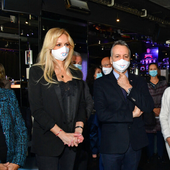 Exclusif - Adriana Karembeu Ohanian et Georges Marsan, le maire de Monaco - Adriana Karembeu Ohanian, à l'occasion de l'année internationale de l'infirmière et de la sage-femme, a fait un don de 2000 masques de protection "Year of Nurse by Adriana" aux infirmières de la Principauté de Monaco et des communes limitrophes, à la Brasserie de Monaco, le 3 décembre 2020. © Bruno Bebert / Bestimge 