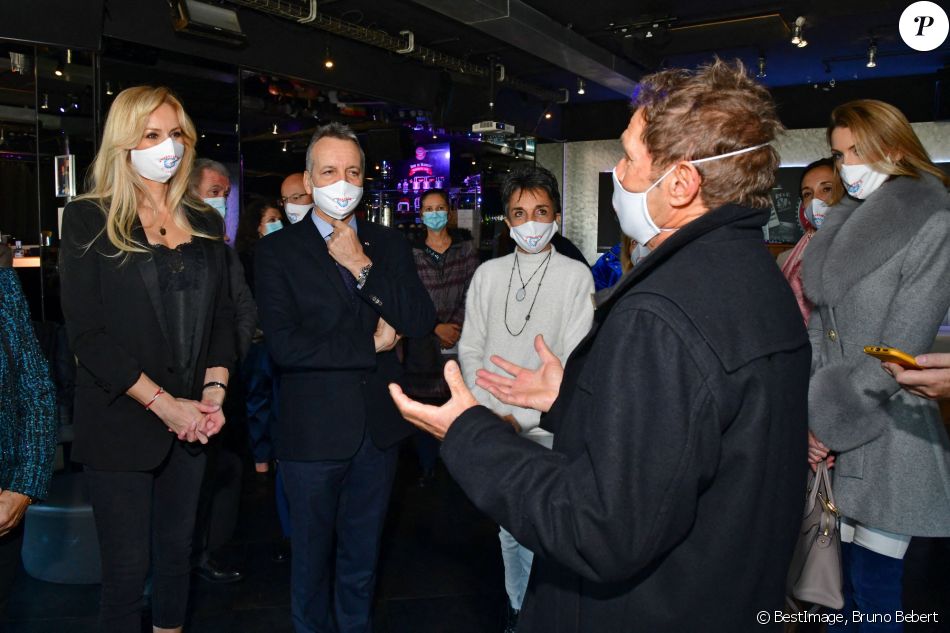 Exclusif - Adriana Karembeu Ohanian et Georges Marsan, le maire de Monaco - Adriana Karembeu Ohanian, à l'occasion de l'année internationale de l'infirmière et de la sage-femme, a fait un don de 2000 masques de protection "Year of Nurse by Adriana" aux infirmières de la Principauté de Monaco et des communes limitrophes, à la Brasserie de Monaco, le 3 décembre 2020. © Bruno Bebert / Bestimge