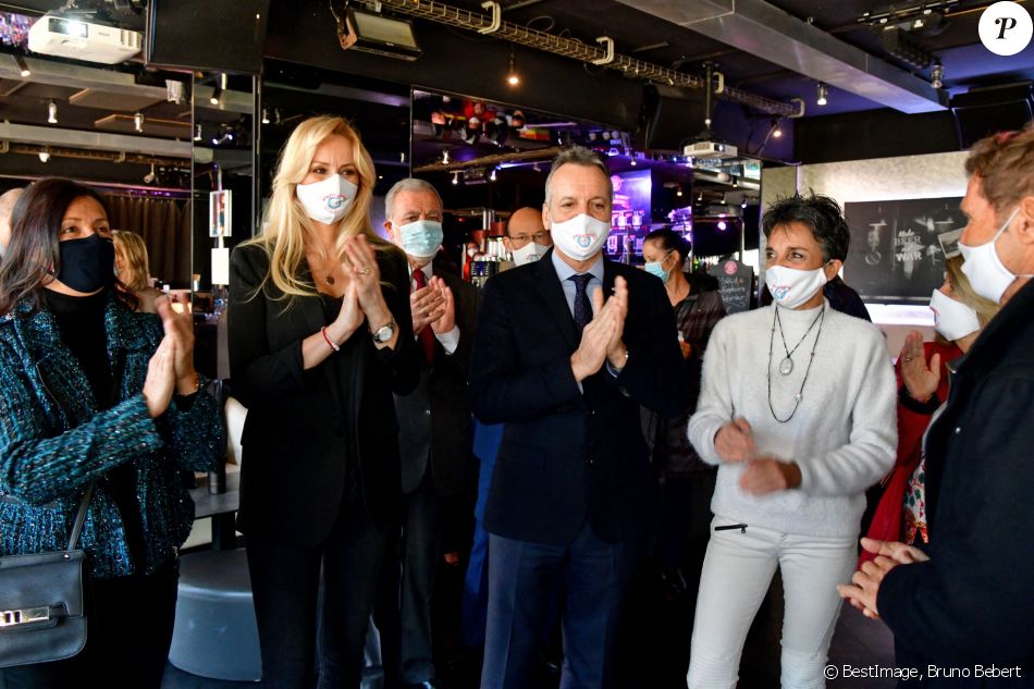 Exclusif - Adriana Karembeu Ohanian et Georges Marsan, le maire de Monaco - Adriana Karembeu Ohanian, à l'occasion de l'année internationale de l'infirmière et de la sage-femme, a fait un don de 2000 masques de protection "Year of Nurse by Adriana" aux infirmières de la Principauté de Monaco et des communes limitrophes, à la Brasserie de Monaco, le 3 décembre 2020. © Bruno Bebert / Bestimge