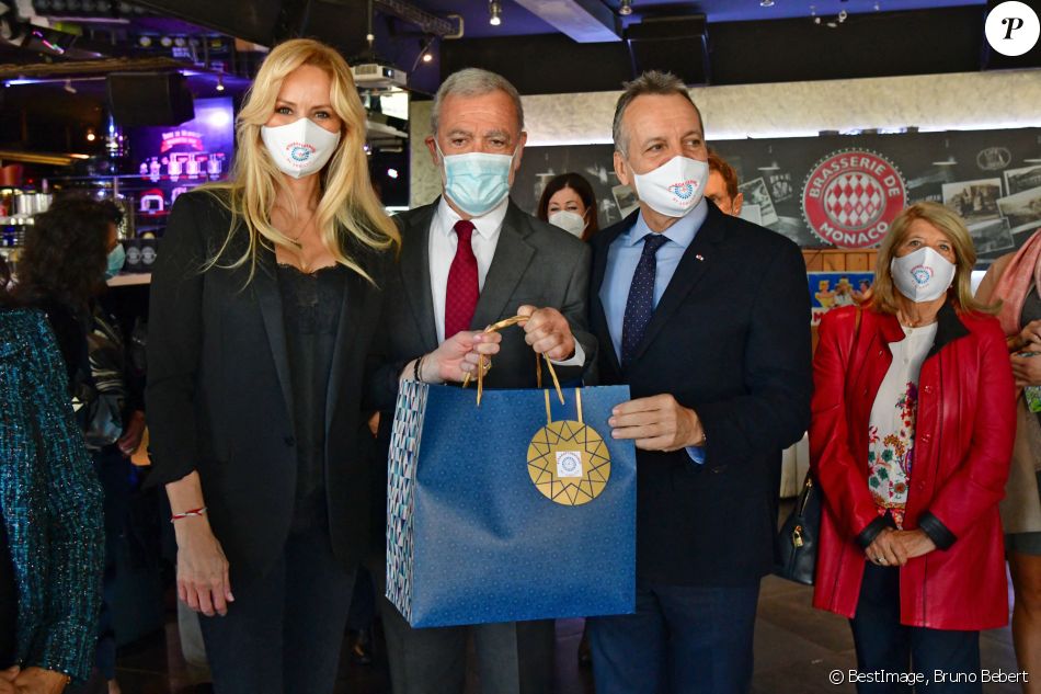 Exclusif - Adriana Karembeu Ohanian, Gérard Spinelli, le maire de Beausoleil, et Georges Marsan, le maire de Monaco - Adriana Karembeu Ohanian, à l'occasion de l'année internationale de l'infirmière et de la sage-femme, a fait un don de 2000 masques de protection "Year of Nurse by Adriana" aux infirmières de la Principauté de Monaco et des communes limitrophes, à la Brasserie de Monaco, le 3 décembre 2020. © Bruno Bebert / Bestimge