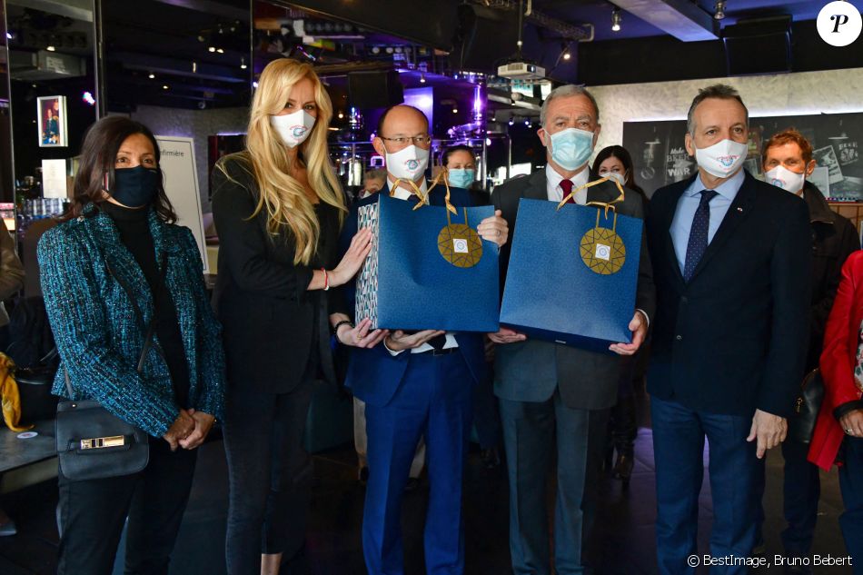 Exclusif - Adriana Karembeu Ohanian, Gérard Spinelli, le maire de Beausoleil, et Georges Marsan, le maire de Monaco - Adriana Karembeu Ohanian, à l'occasion de l'année internationale de l'infirmière et de la sage-femme, a fait un don de 2000 masques de protection "Year of Nurse by Adriana" aux infirmières de la Principauté de Monaco et des communes limitrophes, à la Brasserie de Monaco, le 3 décembre 2020. © Bruno Bebert / Bestimge