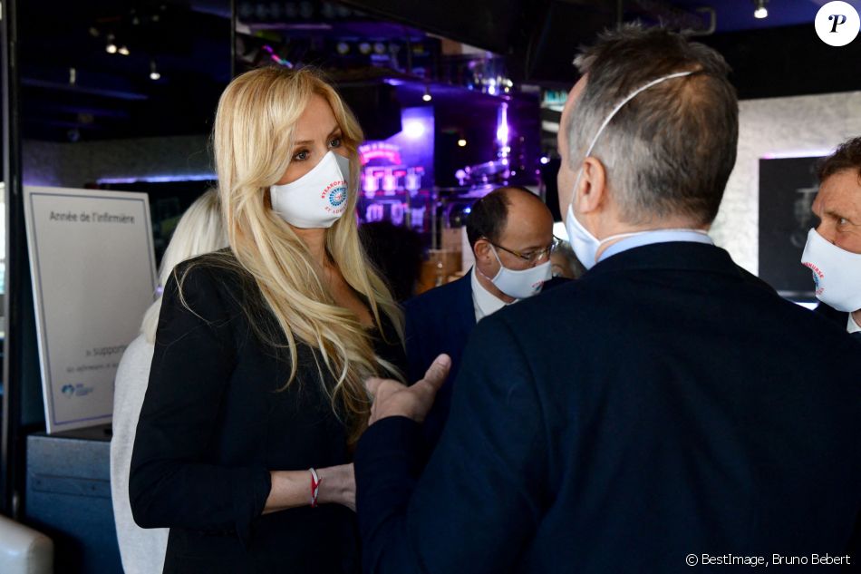 Exclusif - Adriana Karembeu Ohanian, à l'occasion de l'année internationale de l'infirmière et de la sage-femme, a fait un don de 2000 masques de protection "Year of Nurse by Adriana" aux infirmières de la Principauté de Monaco et des communes limitrophes, à la Brasserie de Monaco, le 3 décembre 2020. © Bruno Bebert / Bestimge