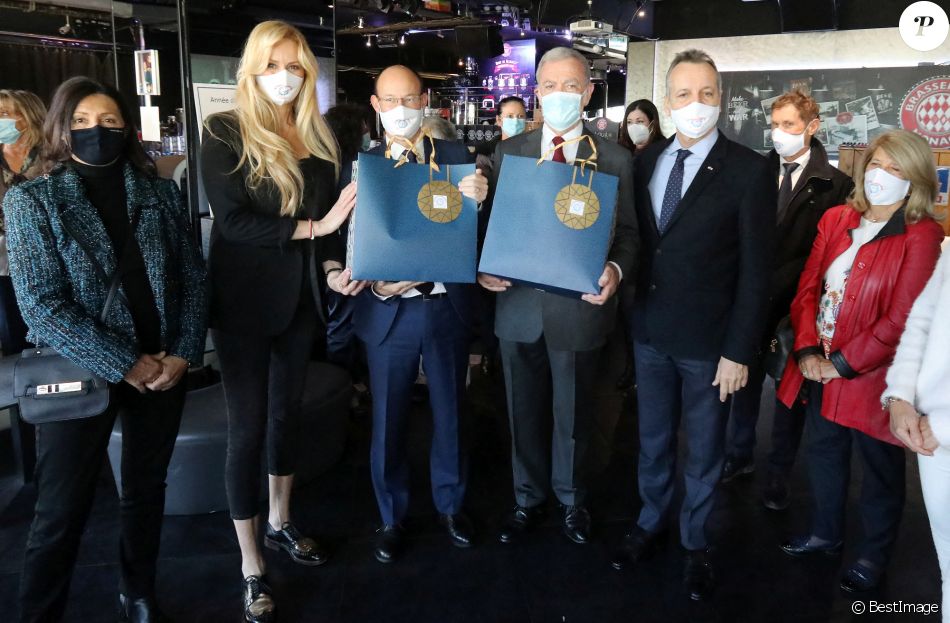 Exclusif - Distribution de masques par Adriana Karembeu aux infirmières de Monaco, de Menton et de Beausoleil à la Brasserie de Monaco sur le port Hercule. Le 3 décembre 2020. © Cyril Dodergny / Nice Matin / Bestimage