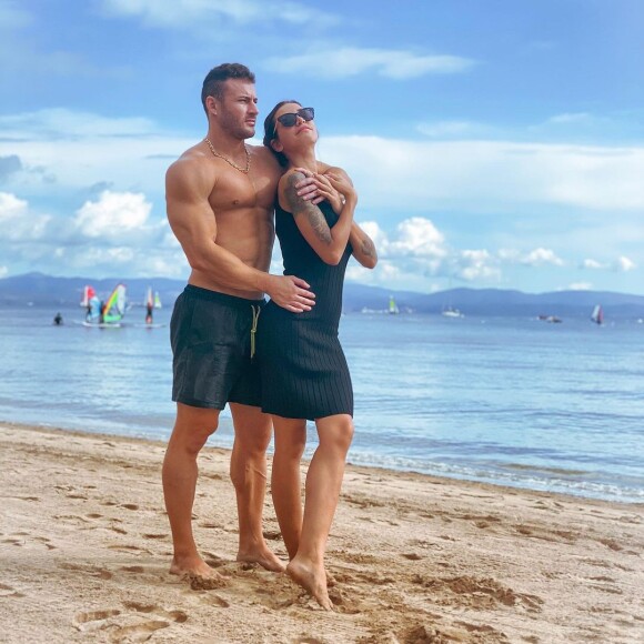 Julia Paredes et Maxile amoureux à la plage, le 23 septembre 2020