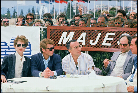 Nathalie Baye, Johnny Hallyday, Jean-Luc Godard et Claude Brasseur présentent le film "Détective" au journal de TF1, avec Yves Mourousi, au Festival de Cannes en 1985.