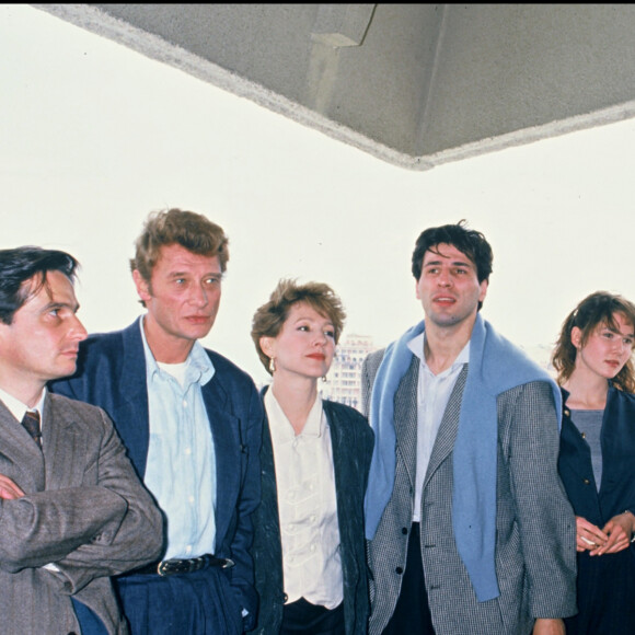 Jean-Pierre Leaud, Nathalie Baye, Johnny Hallyday, Jean-Luc Godard et Claude Brasseur présentent le film "Détective" au Festival de Cannes en 1985. 