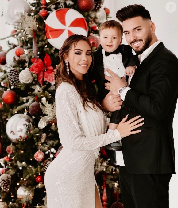 Nabilla en famille pour souhaiter un Joyeux Noël à ses fans. Décembre 2020.