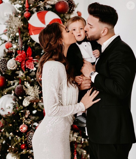 Nabilla en famille pour souhaiter un Joyeux Noël à ses fans. Décembre 2020.