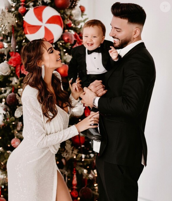 Nabilla en famille pour souhaiter un Joyeux Noël à ses fans. Décembre 2020.