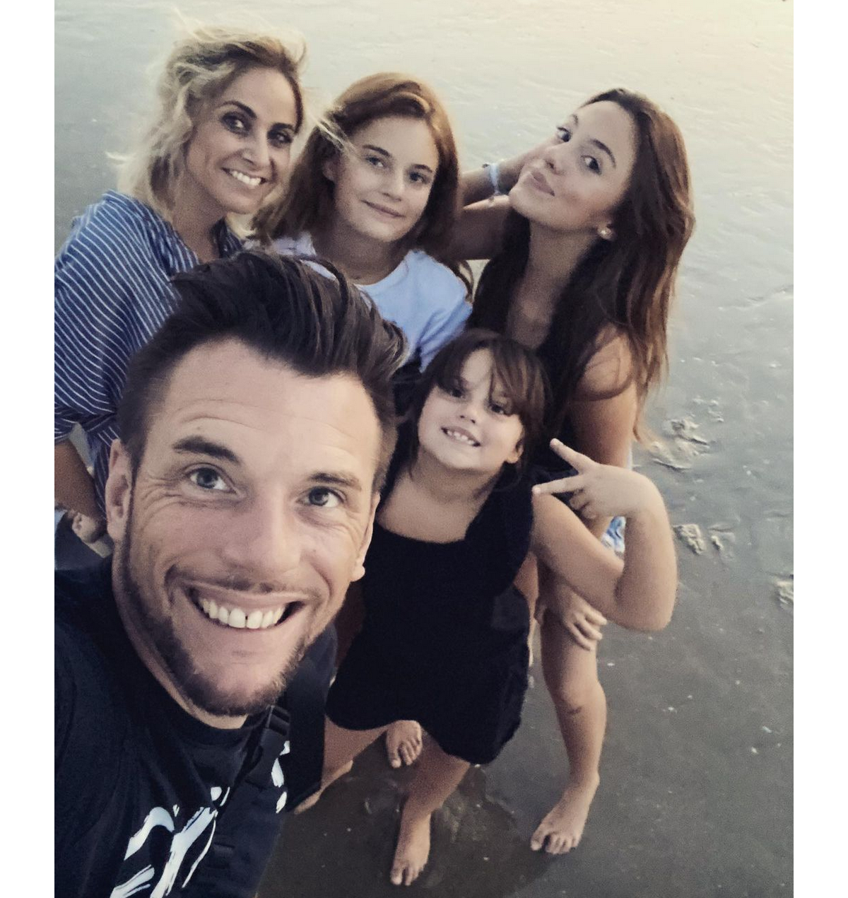 Photo Norbert Tarayre Avec Ses Filles Et Sa Compagne Abi Instagram photo-norbert-tarayre-avec-ses-filles-et-sa-compagne-abi-instagram