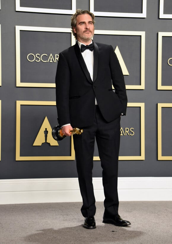 Joaquin Phoenix, lauréat du prix de l'acteur pour "Joker" au photocall de la Press Room de la 92ème cérémonie des Oscars 2020 au Hollywood and Highland à Los Angeles, Californie, Etats-Unis, le 9 février 2020.