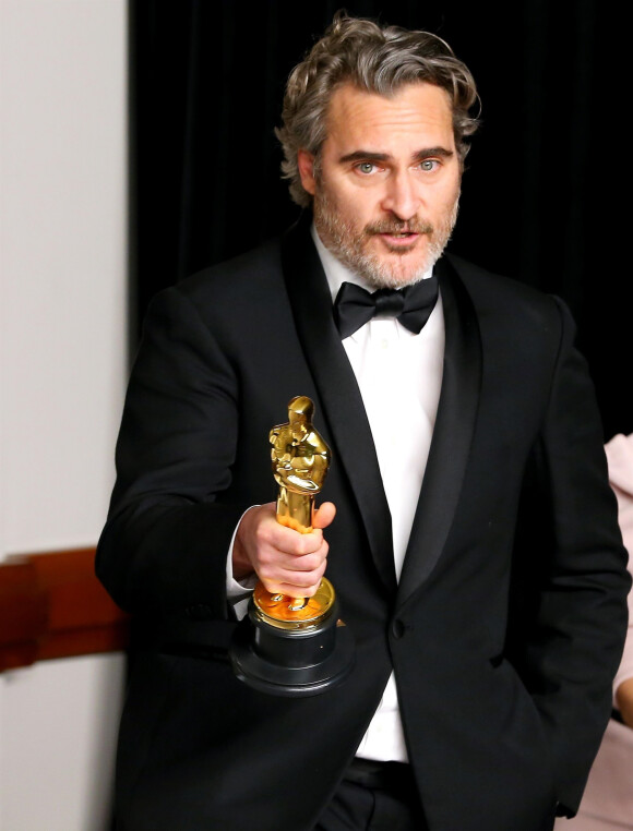 Joaquin Phoenix, lauréat du prix de l'acteur pour "Joker" au photocall de la Press Room de la 92ème cérémonie des Oscars 2020 au Hollywood and Highland à Los Angeles, Californie, Etats-Unis, le 9 février 2020