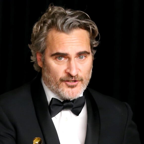 Joaquin Phoenix, lauréat du prix de l'acteur pour "Joker" au photocall de la Press Room de la 92ème cérémonie des Oscars 2020 au Hollywood and Highland à Los Angeles, Californie, Etats-Unis, le 9 février 2020