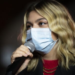 La Chanteuse Louane - La chanteuse Louane lors de la cérémonie d'illumination des Champs Elysées à Paris le 22 novembre 2020. Louane Emera est la marraine de la 40ème cérémonie d'illumination des champs Elysées. © JB Autissier / Panoramic / Bestimage